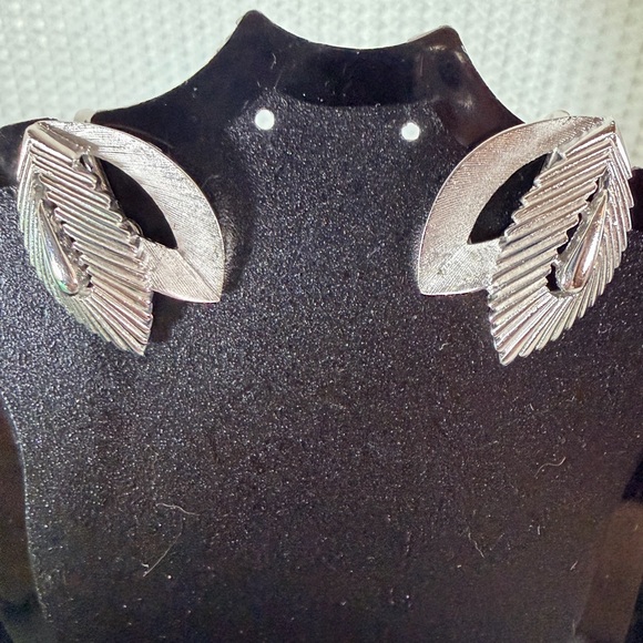 Vintage Crown Trifari Silver-Tone Leaf Design Clip-On Earrings